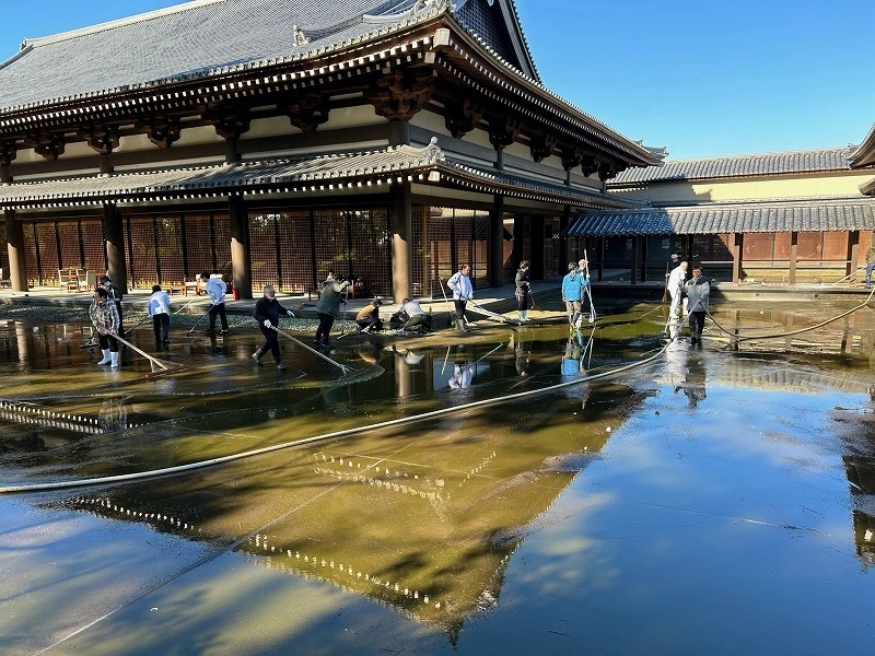 薩摩伝承館の池清掃が行われました。
