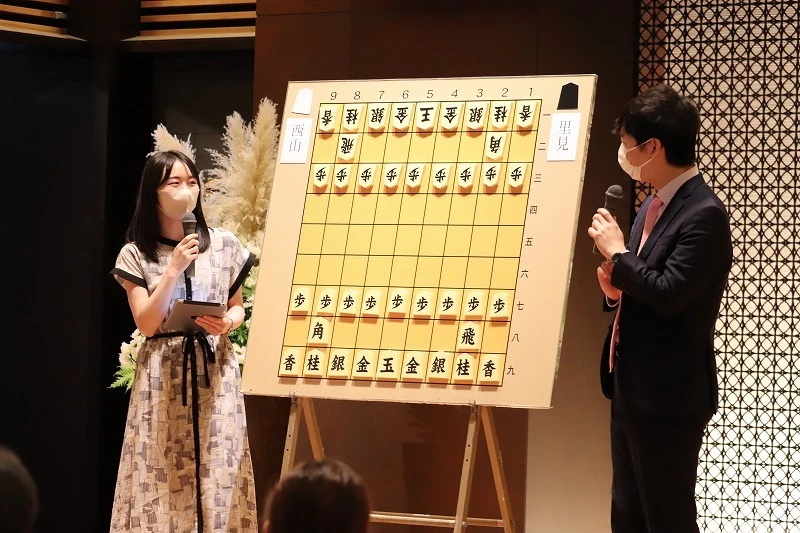 白玲戦　大盤解説会が始まっています。