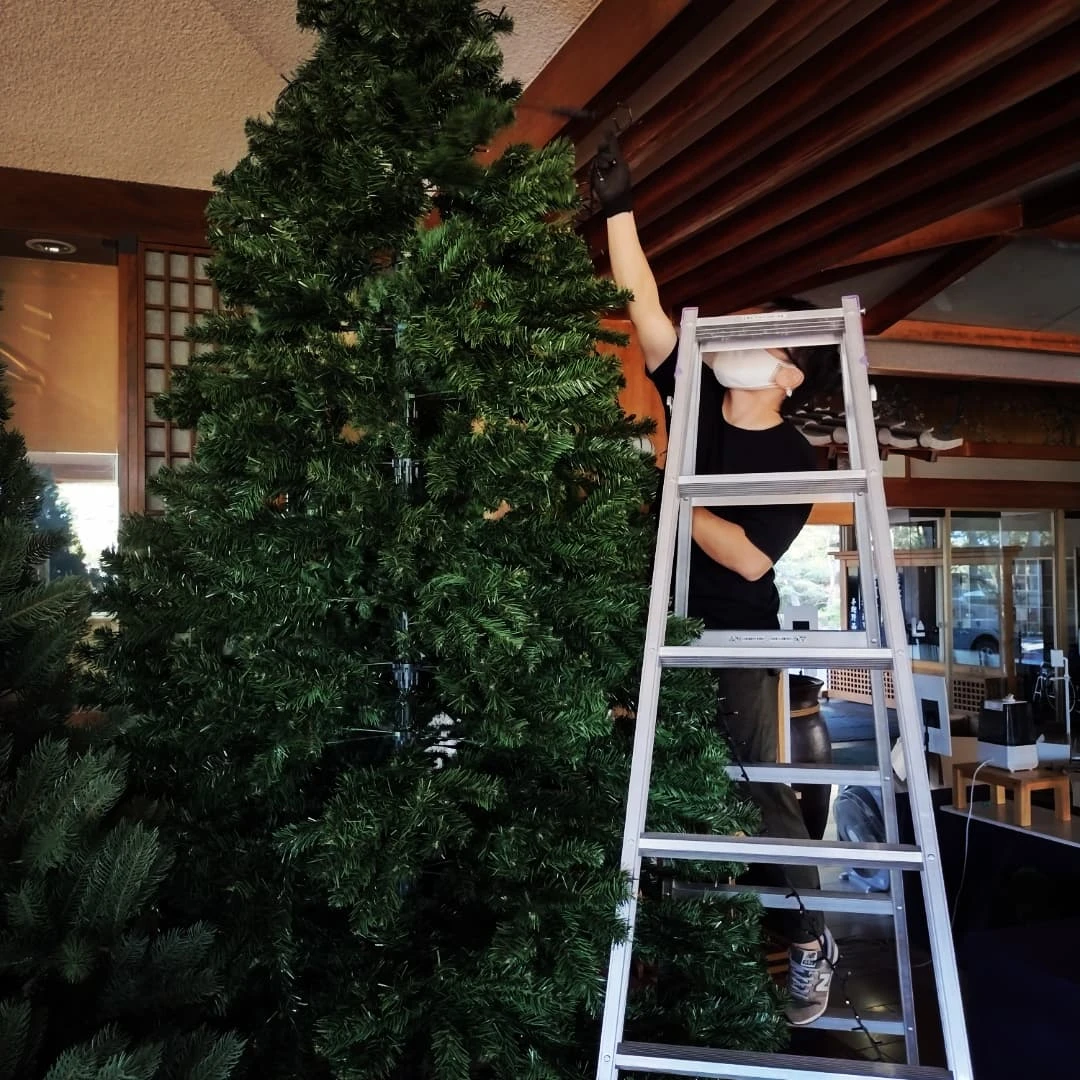 クリスマスツリーの準備　フロント周辺編
