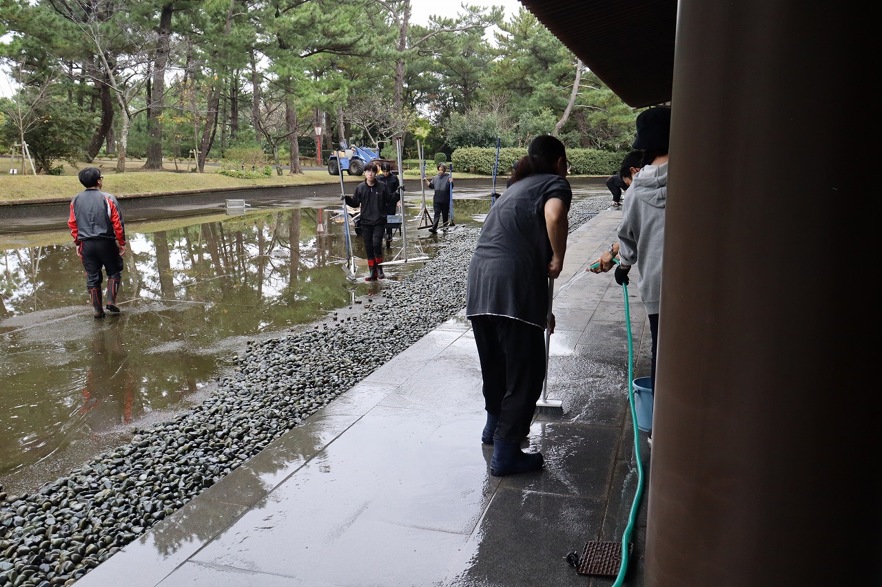 薩摩伝承館の池清掃が行われました。