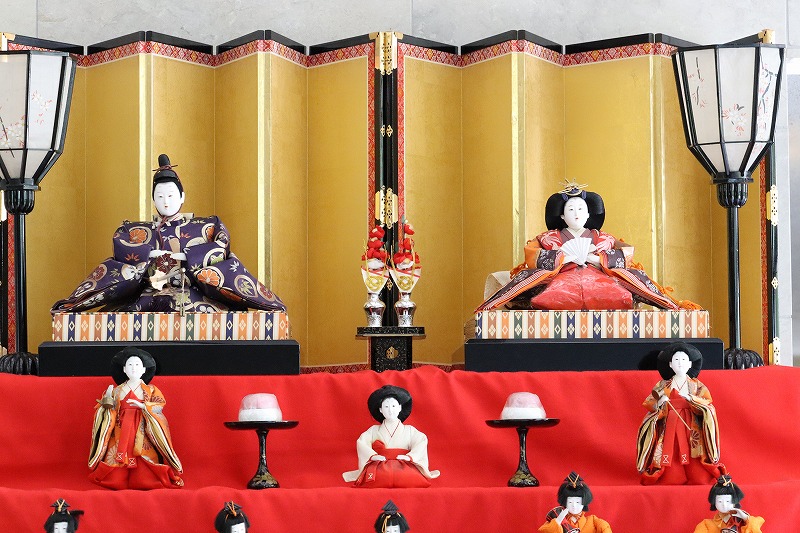 もうすぐひな祭り、今年も雛壇が飾られました